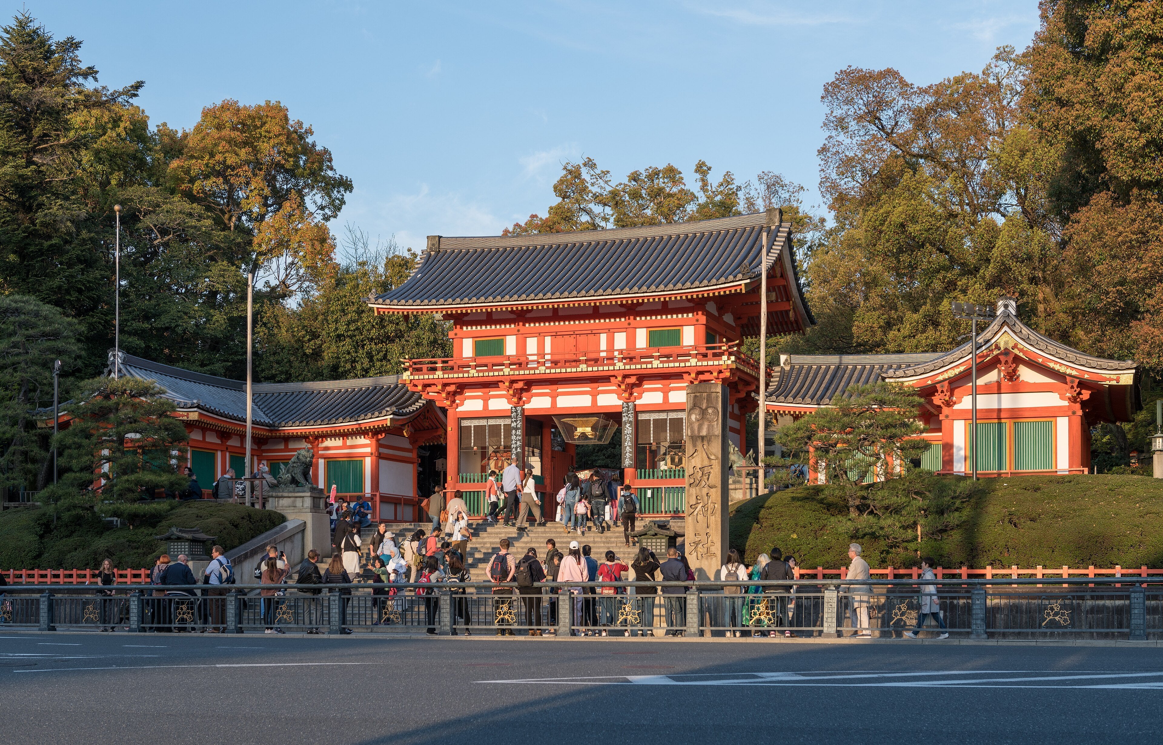 The west gate of Yasaka Shrine