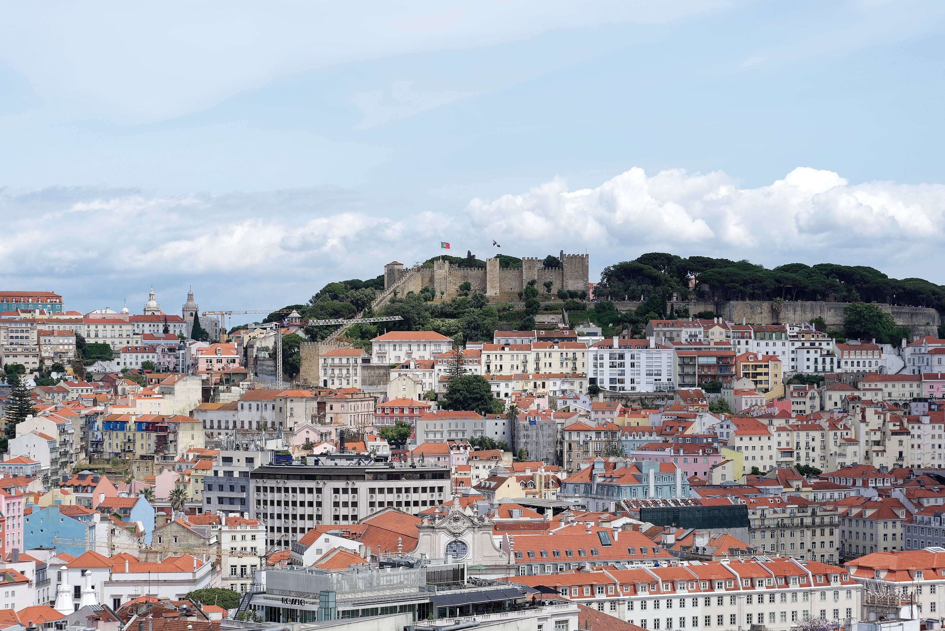 Castelo de São Jorge on its hill