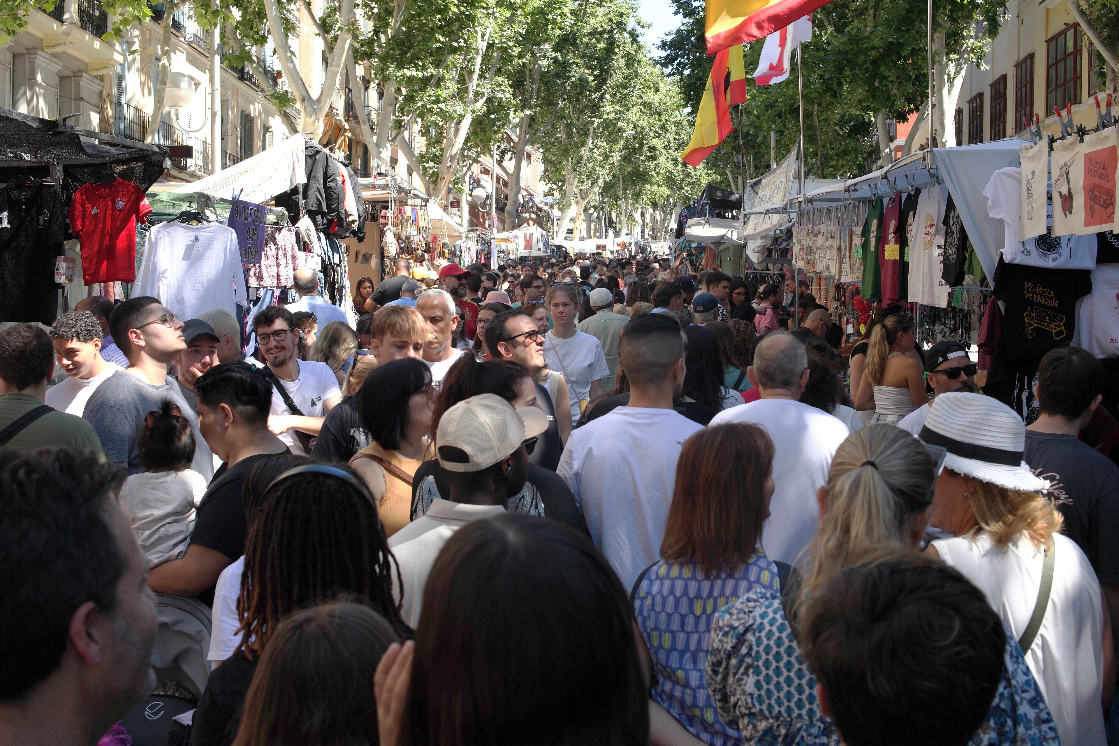 Sunday stalls on Ribera de Curtidores at El Rastro