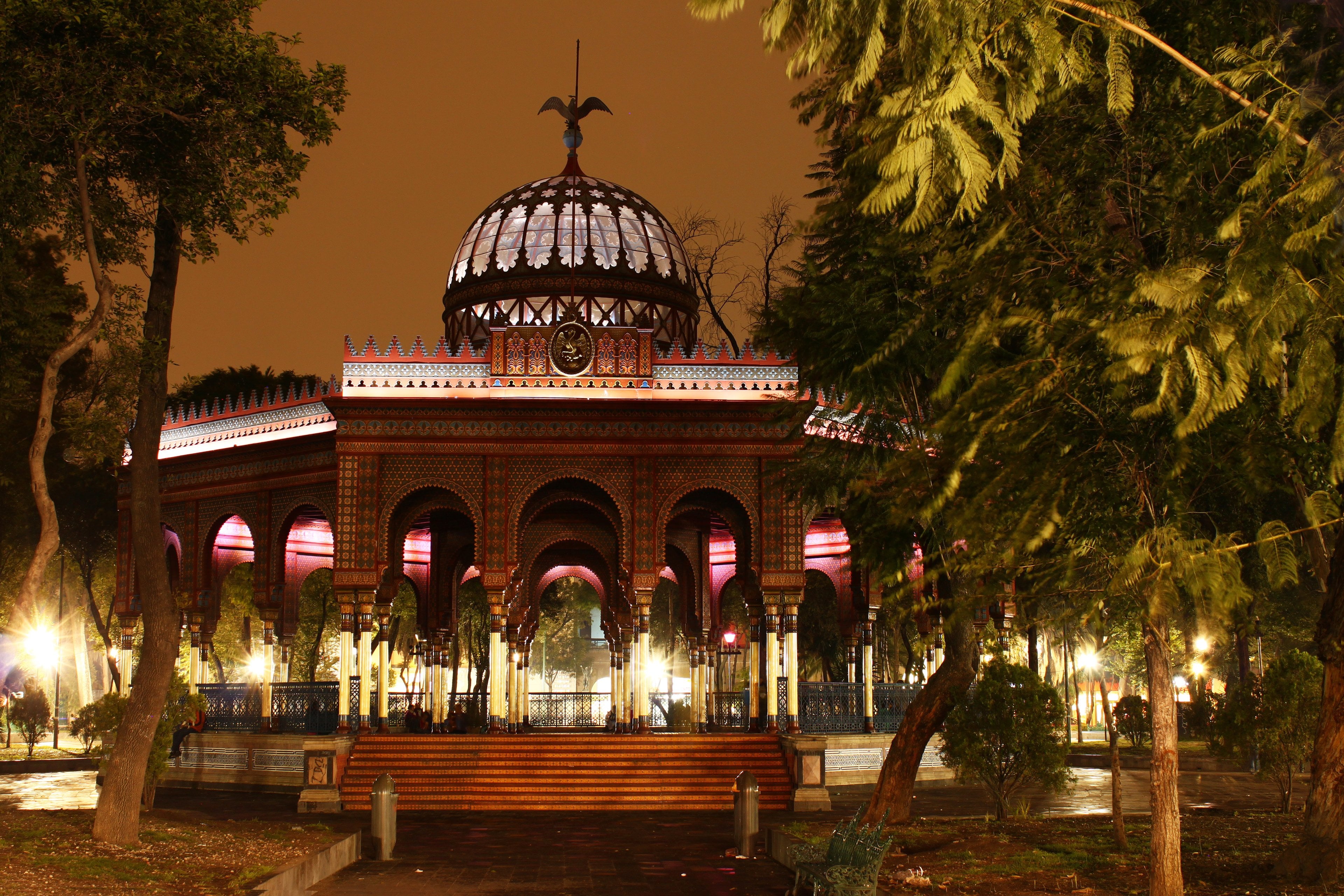 The Kiosco Morisco lit at night in Santa María la Ribera