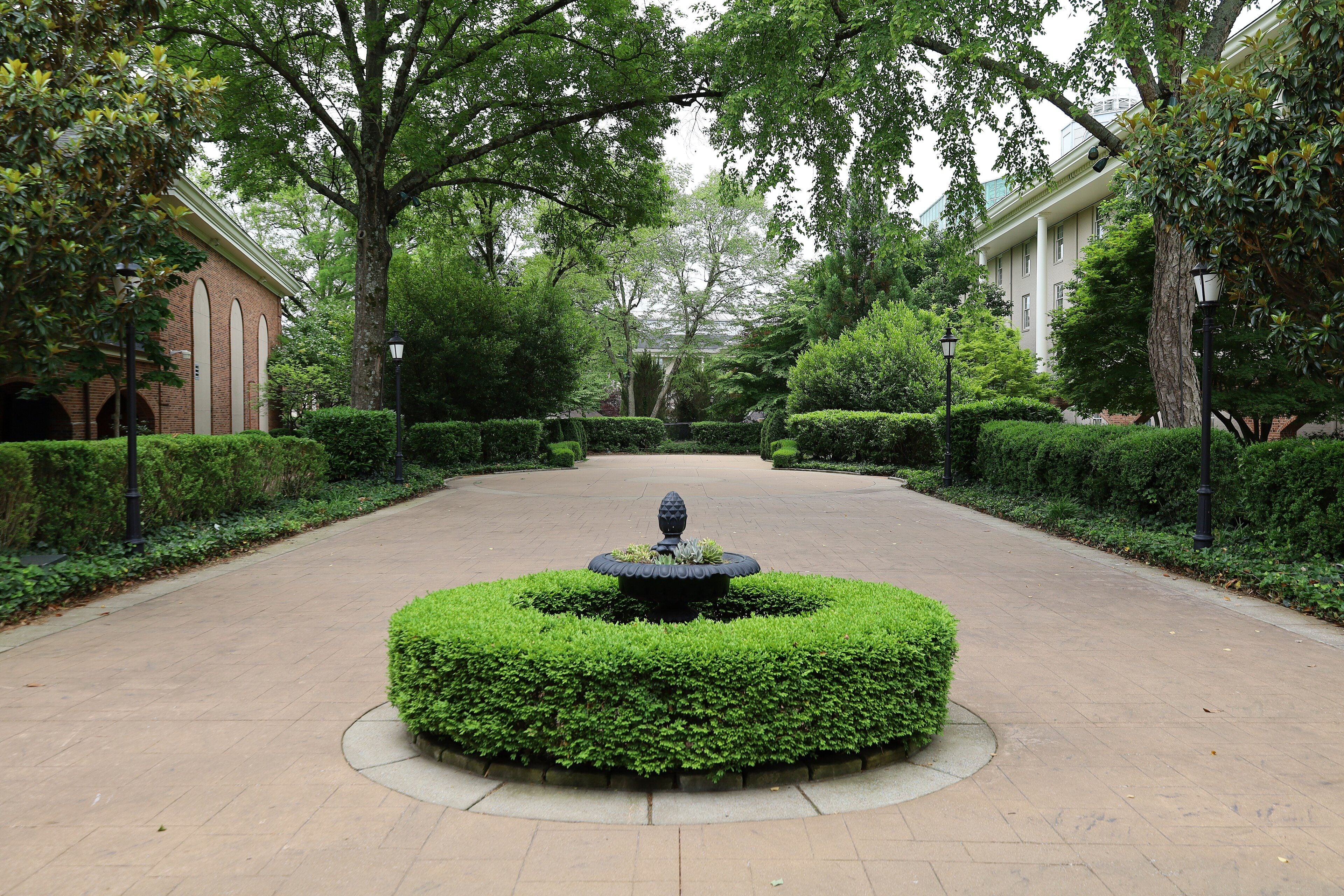 A garden courtyard inside Gaylord Opryland Resort
