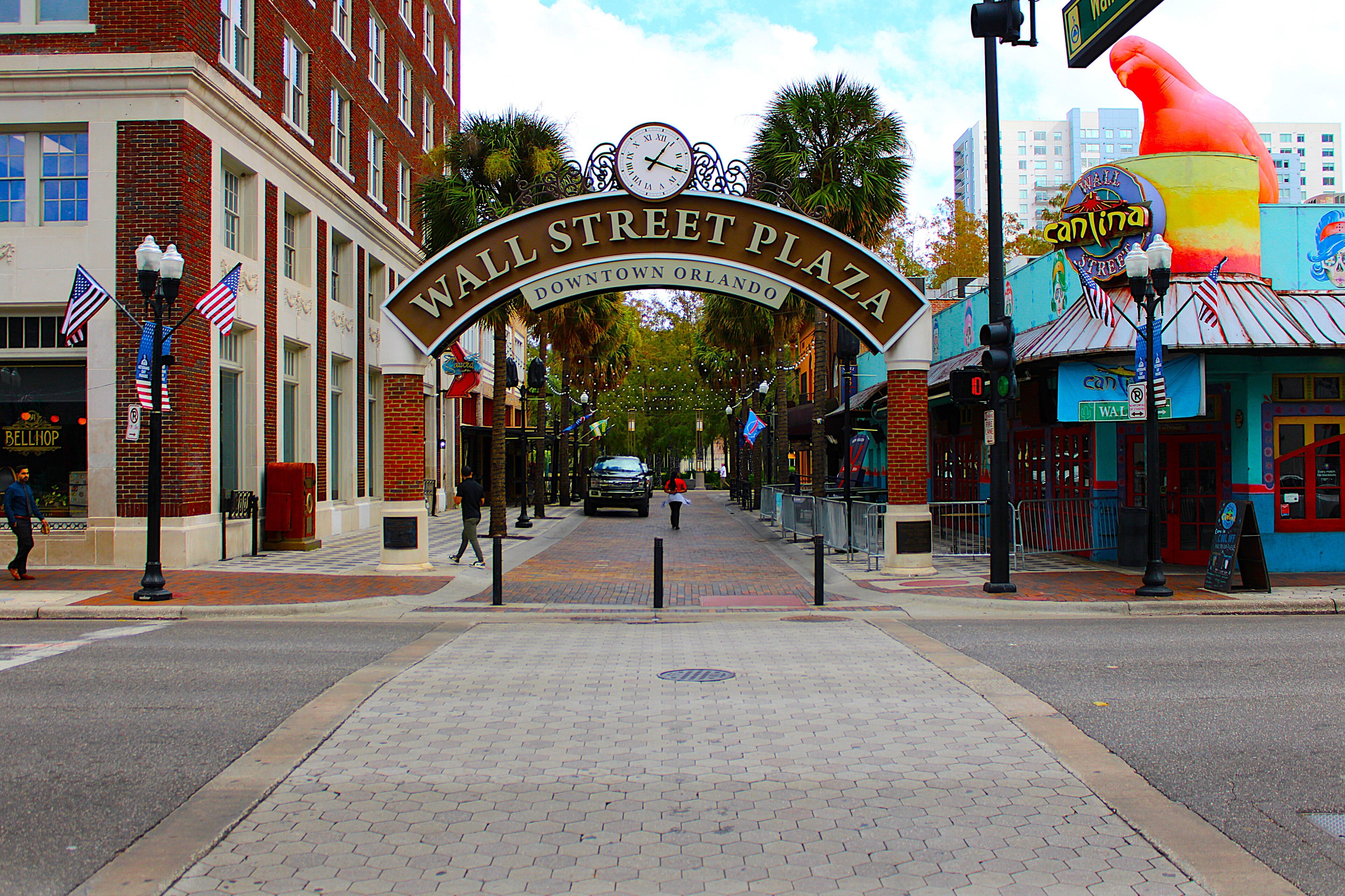 Wall Street Plaza bars in downtown Orlando