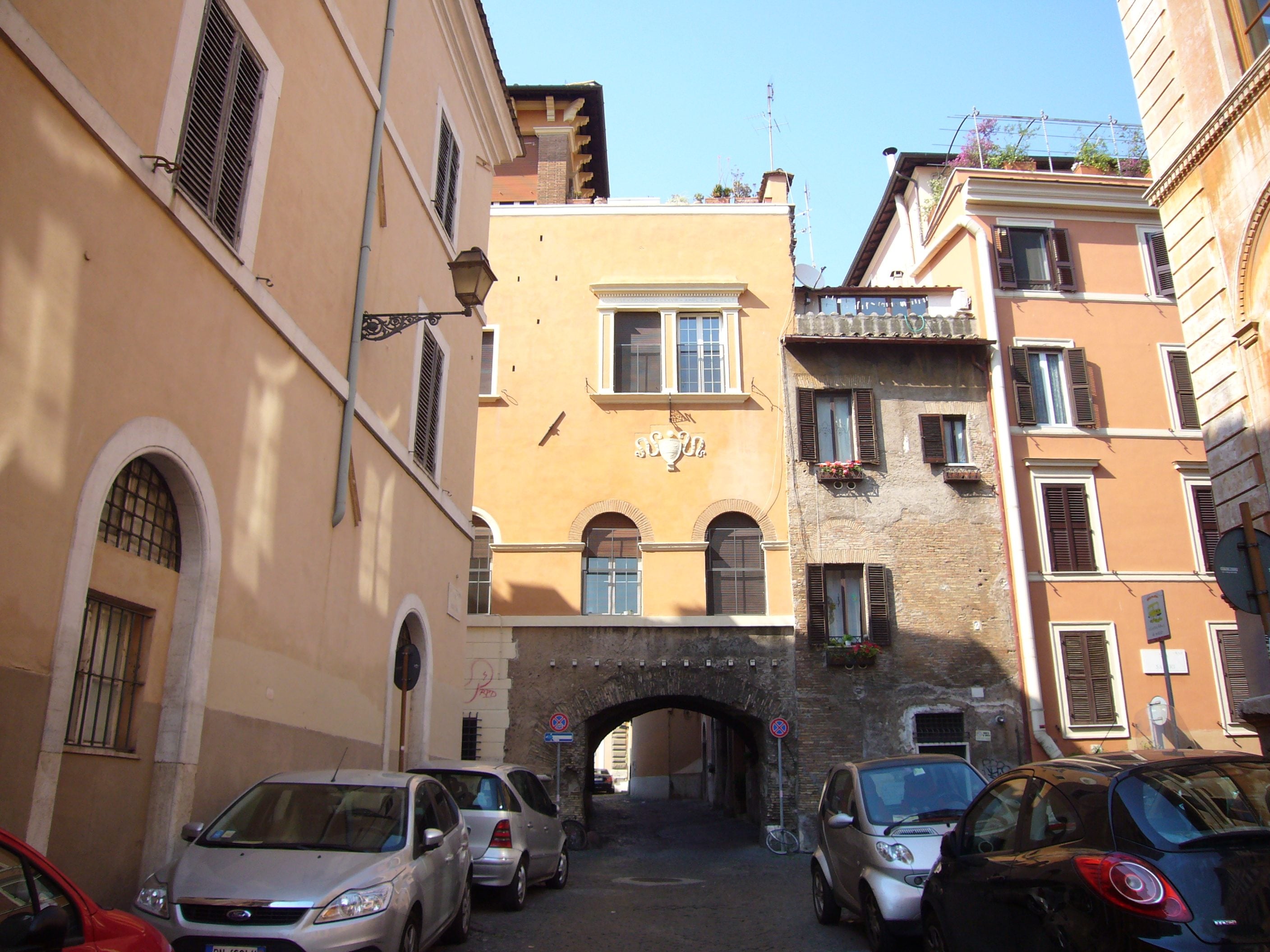 Arco dei Tolomei in Trastevere