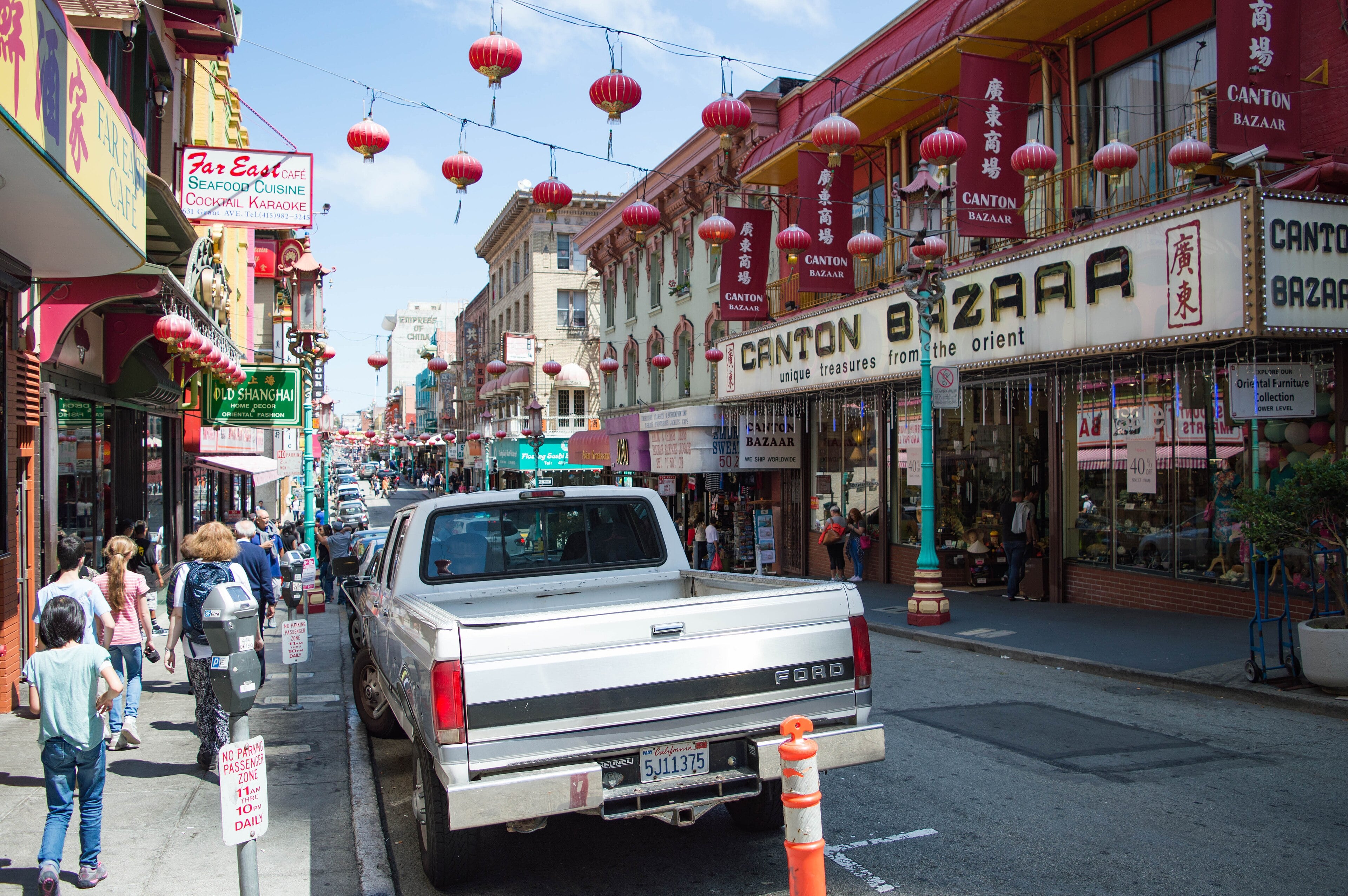 Grant Avenue looking into San Francisco Chinatown