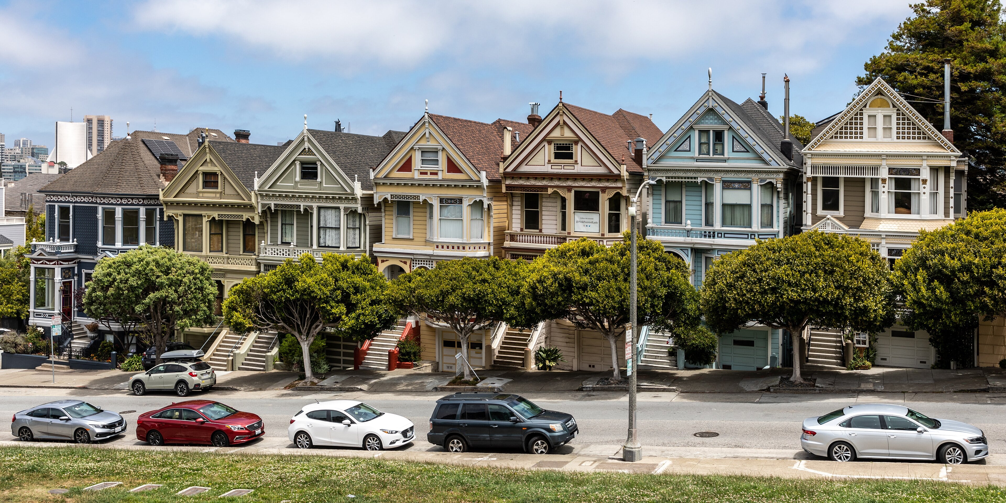 Painted Ladies Victorian houses at Alamo Square