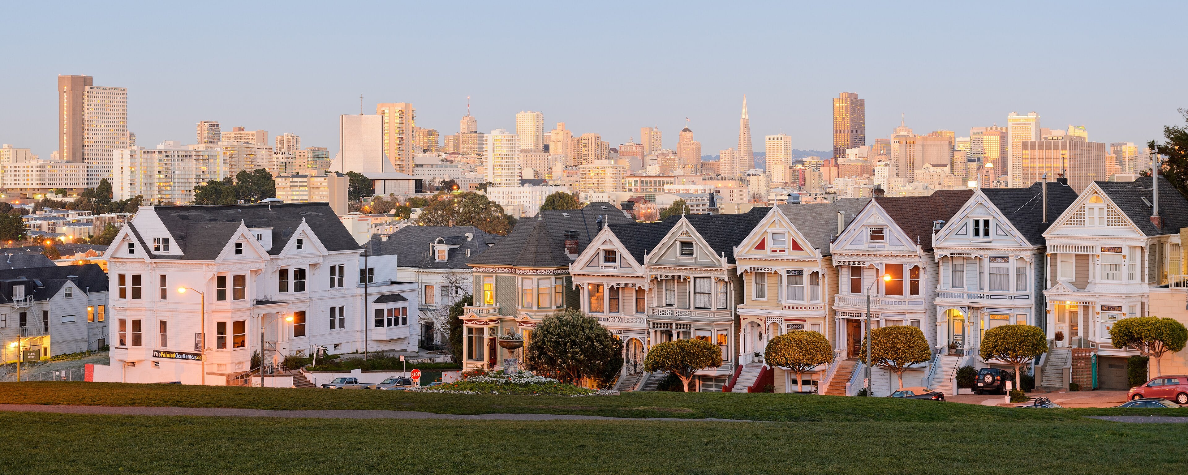 Panorama of the Painted Ladies and downtown skyline from Alamo Square