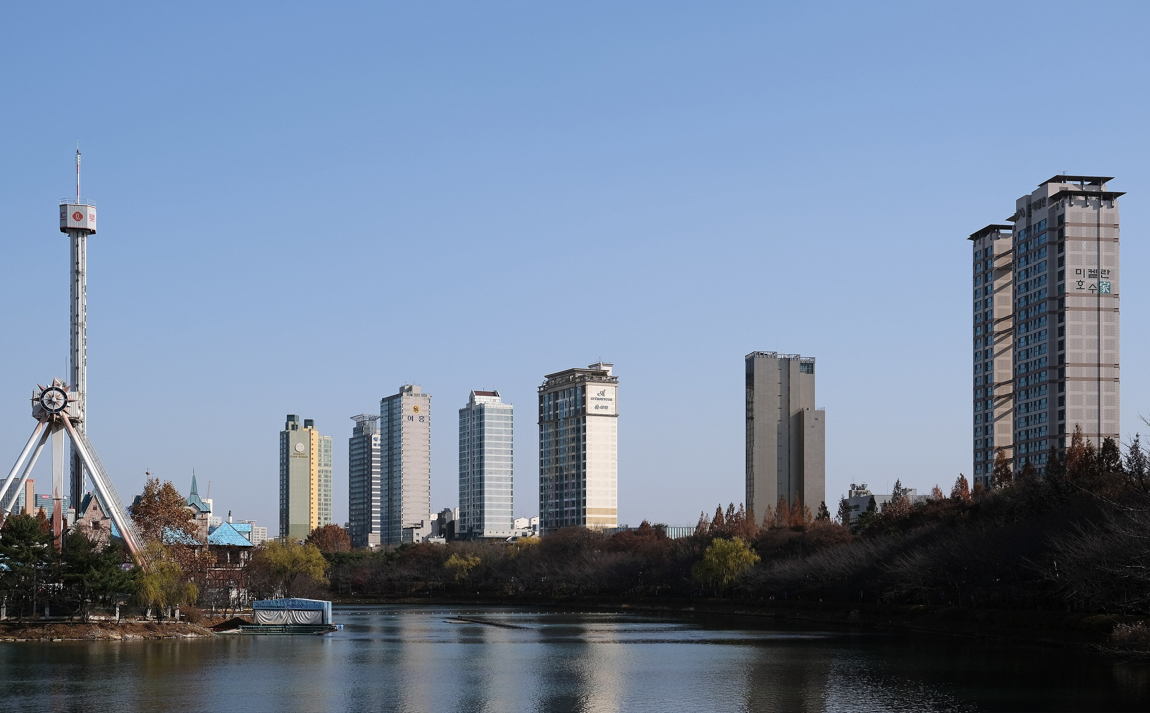 Seokchon Lake