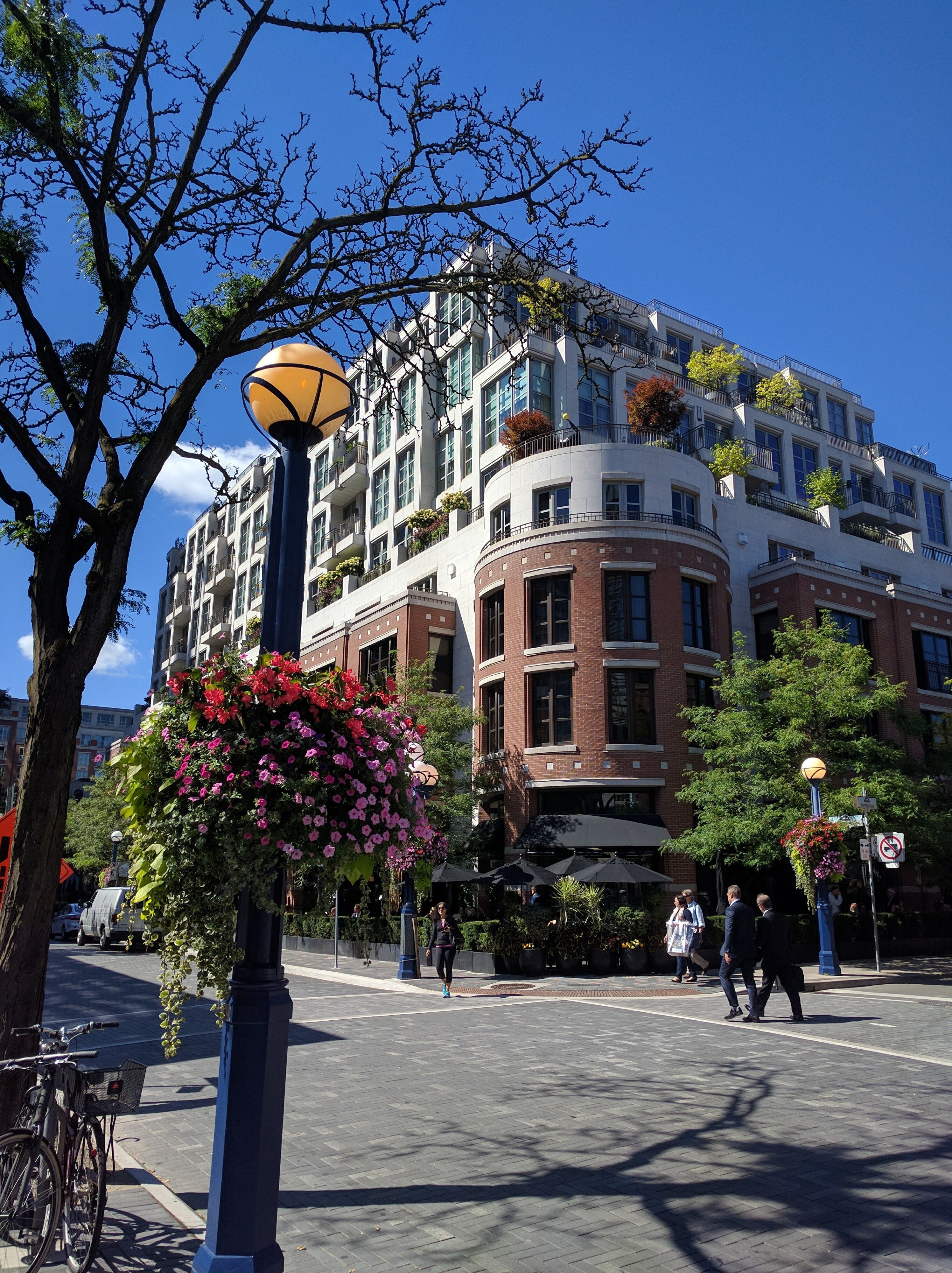 Yorkville Avenue at Hazelton