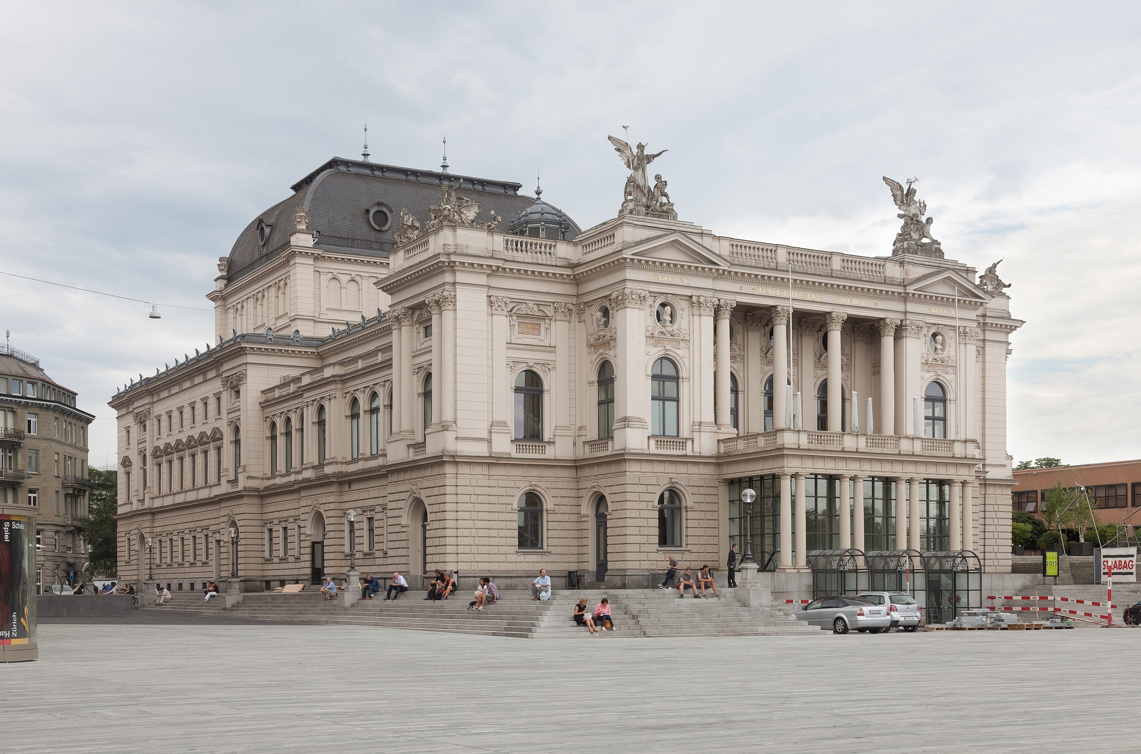 Opernhaus Zürich on Sechseläutenplatz