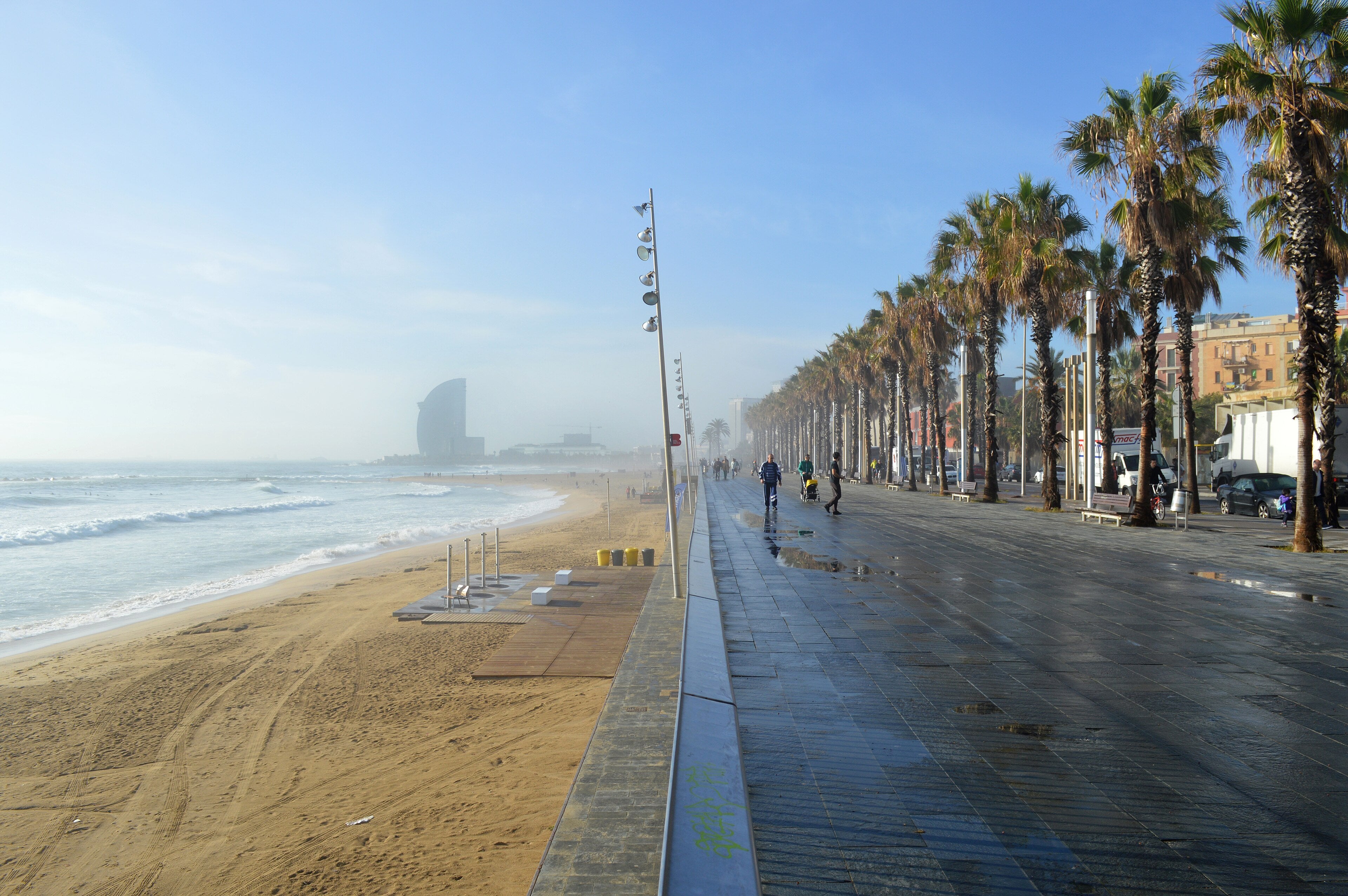 The promenade and Platja de la Barceloneta