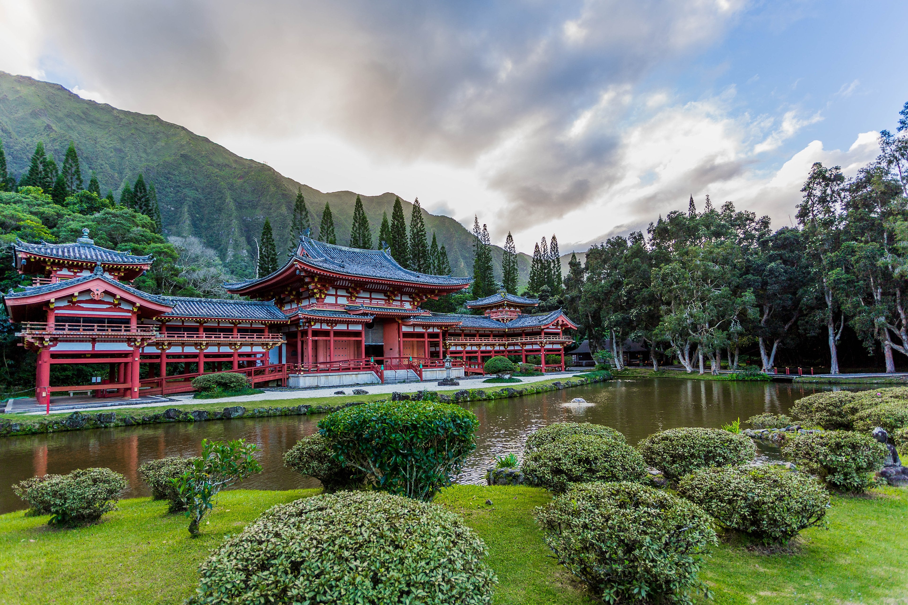 The red Byodo-In Temple beneath the Koʻolau cliffs