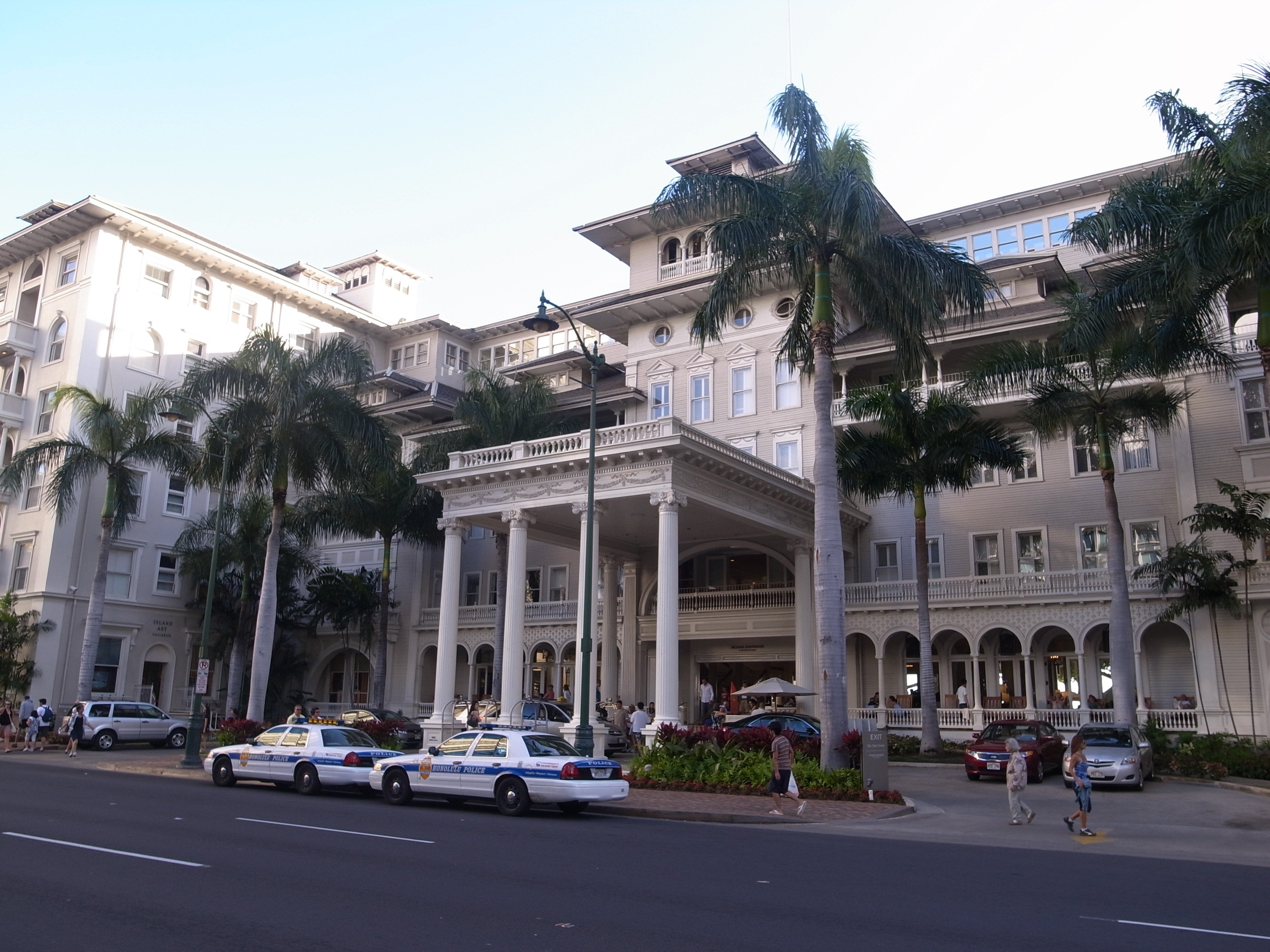 The white colonial façade of the Moana Surfrider on Kalākaua Avenue