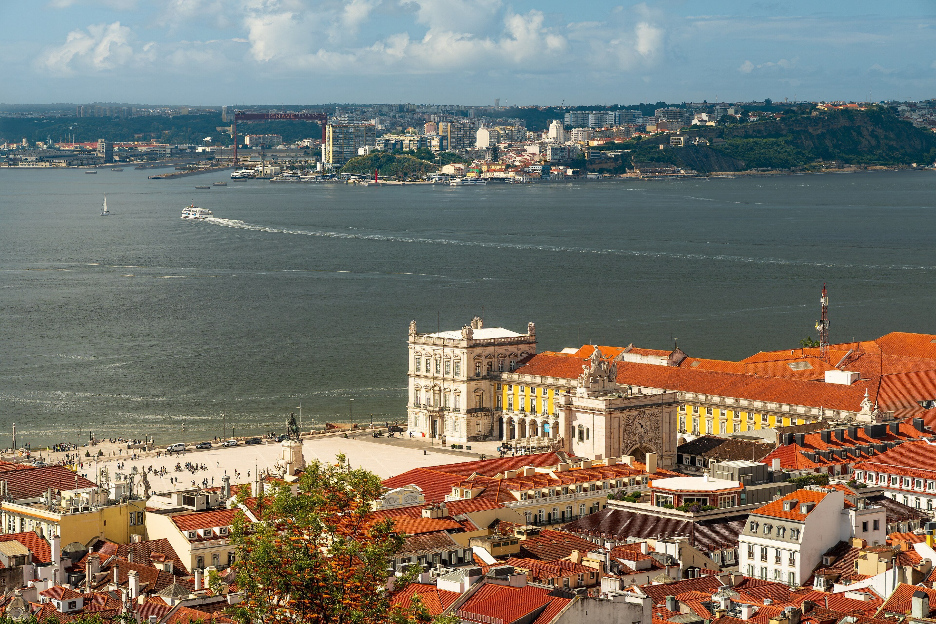 Praça do Comércio and the Rua Augusta arch