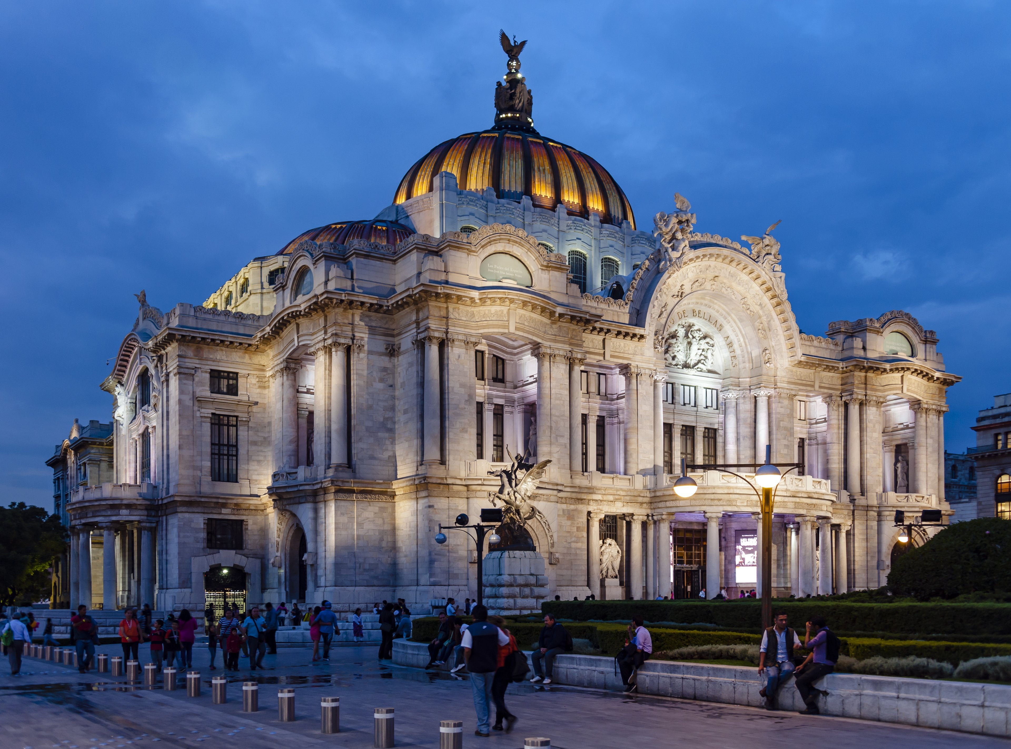 Palacio de Bellas Artes at dusk