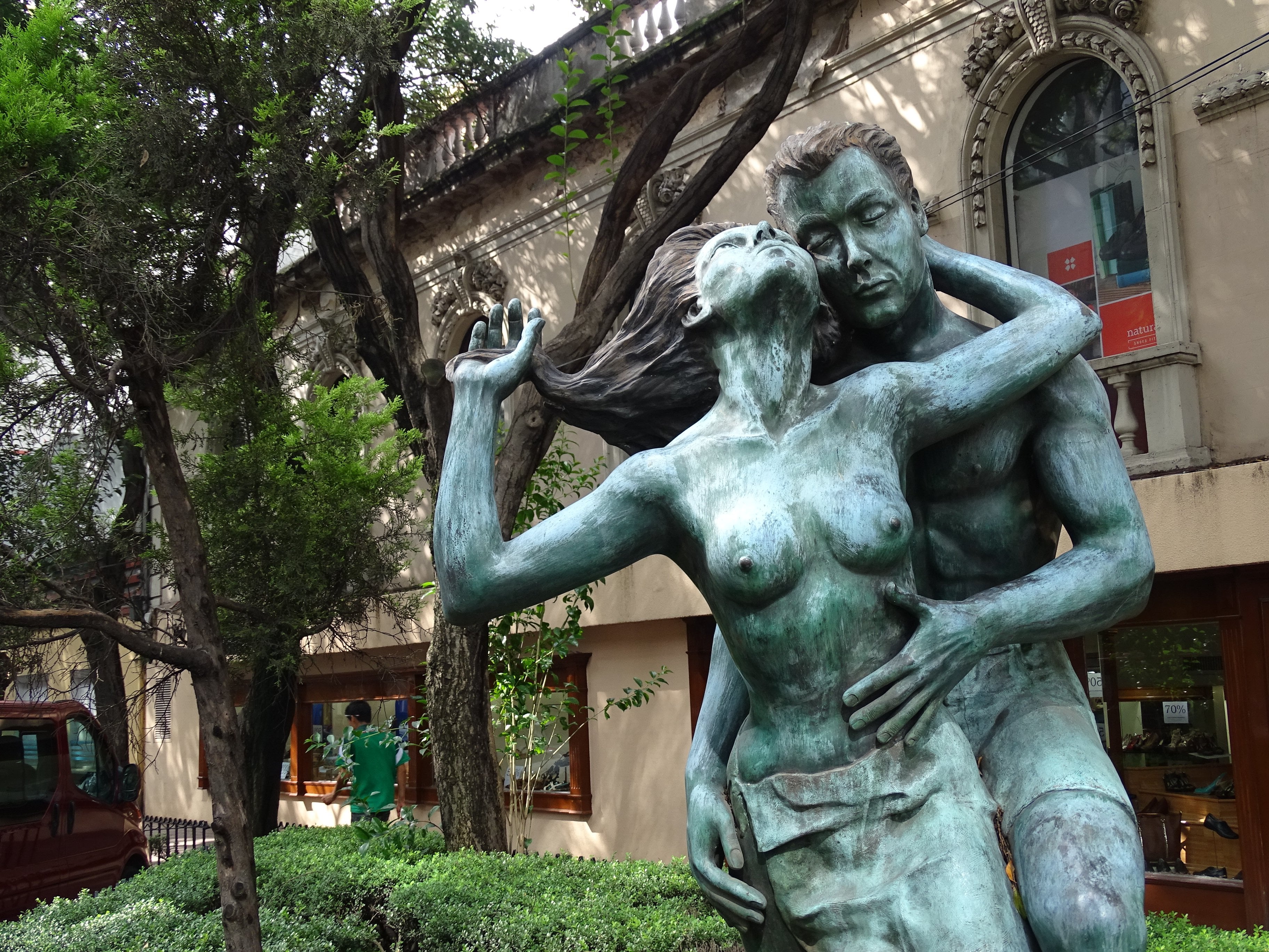 A bronze sculpture on a Zona Rosa street in Colonia Juárez