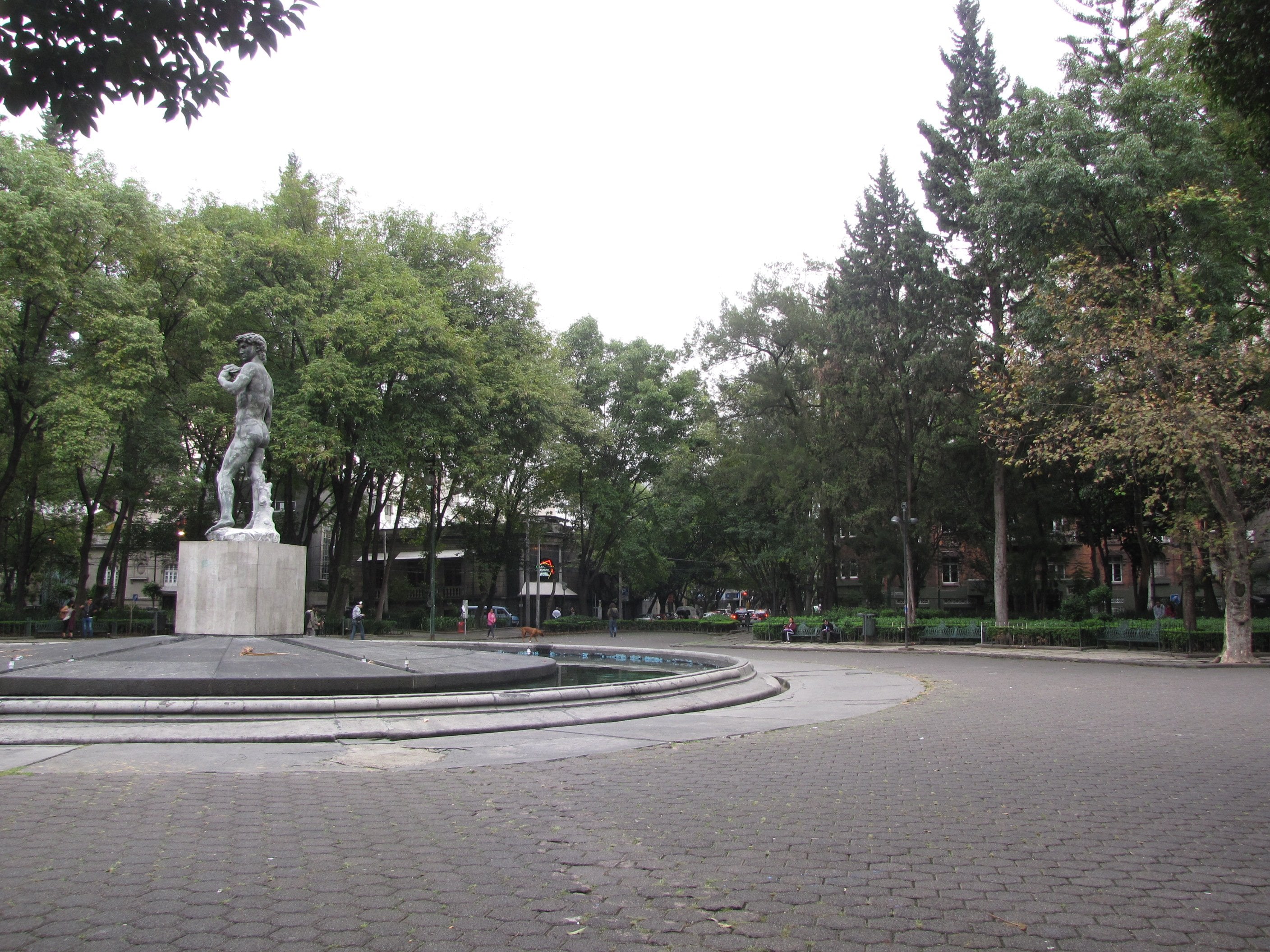 Plaza Río de Janeiro and its David replica in Roma Norte