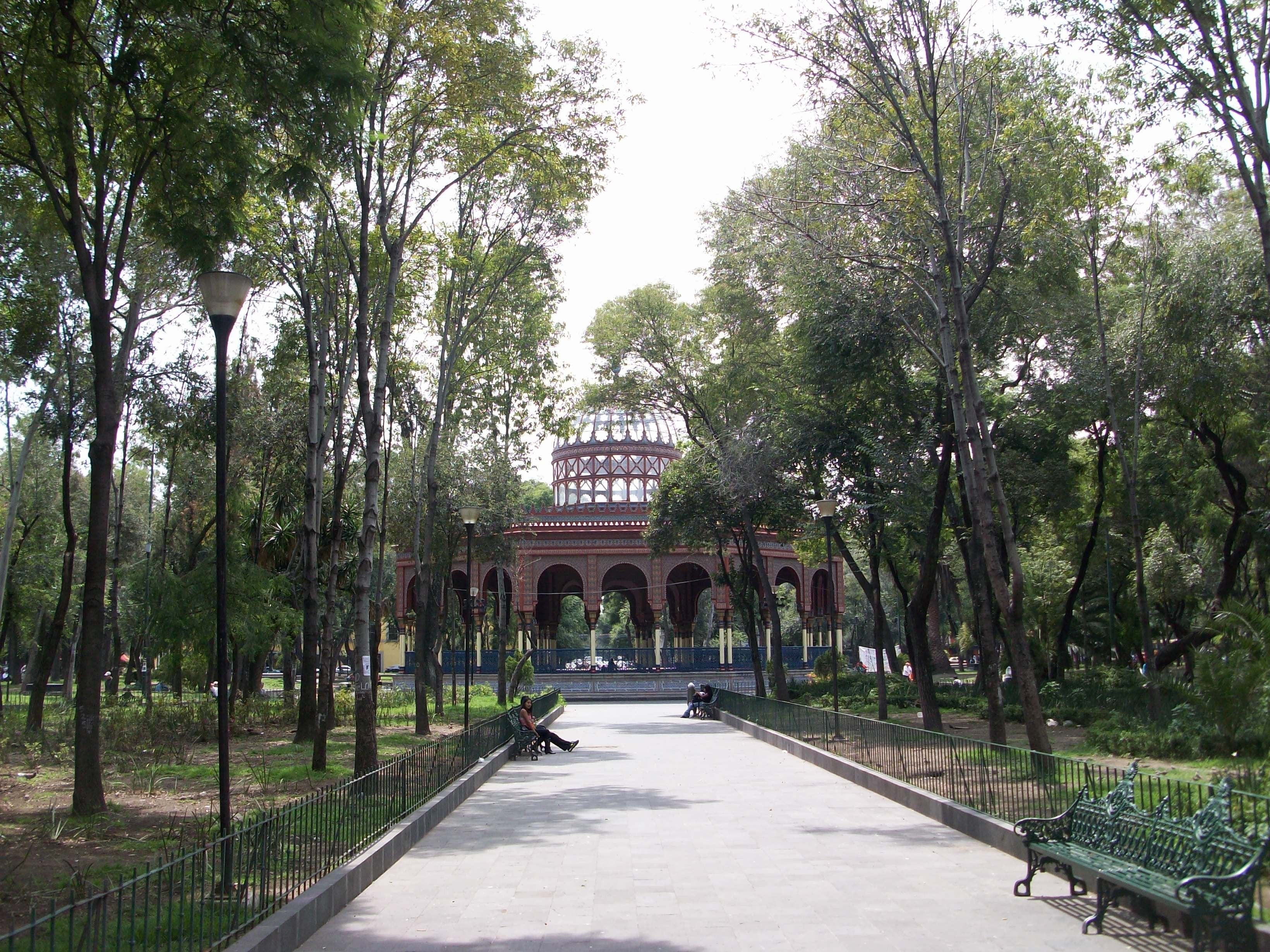 Tree-lined paths in the Alameda de Santa María