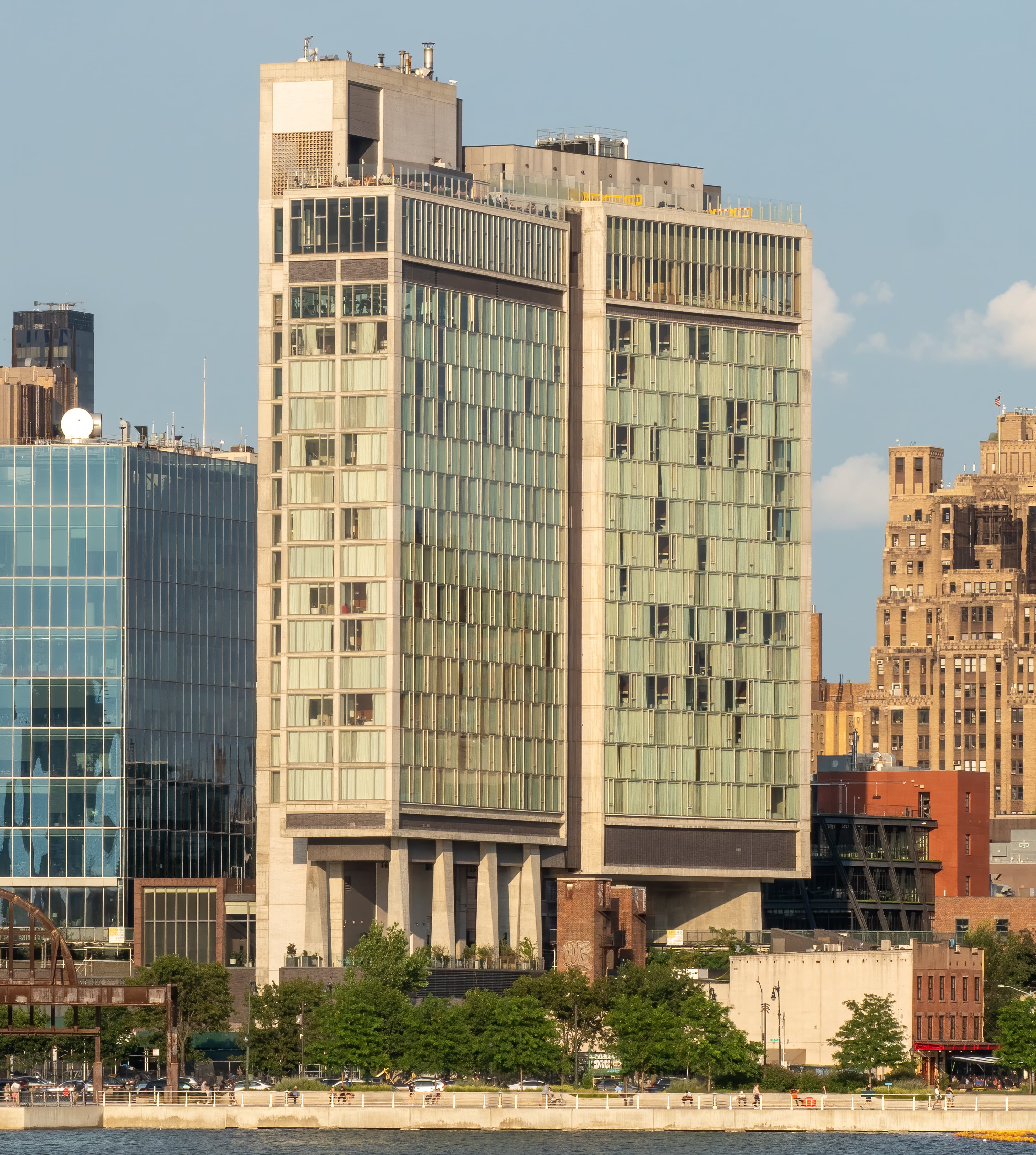 The Standard High Line hotel spanning above the park