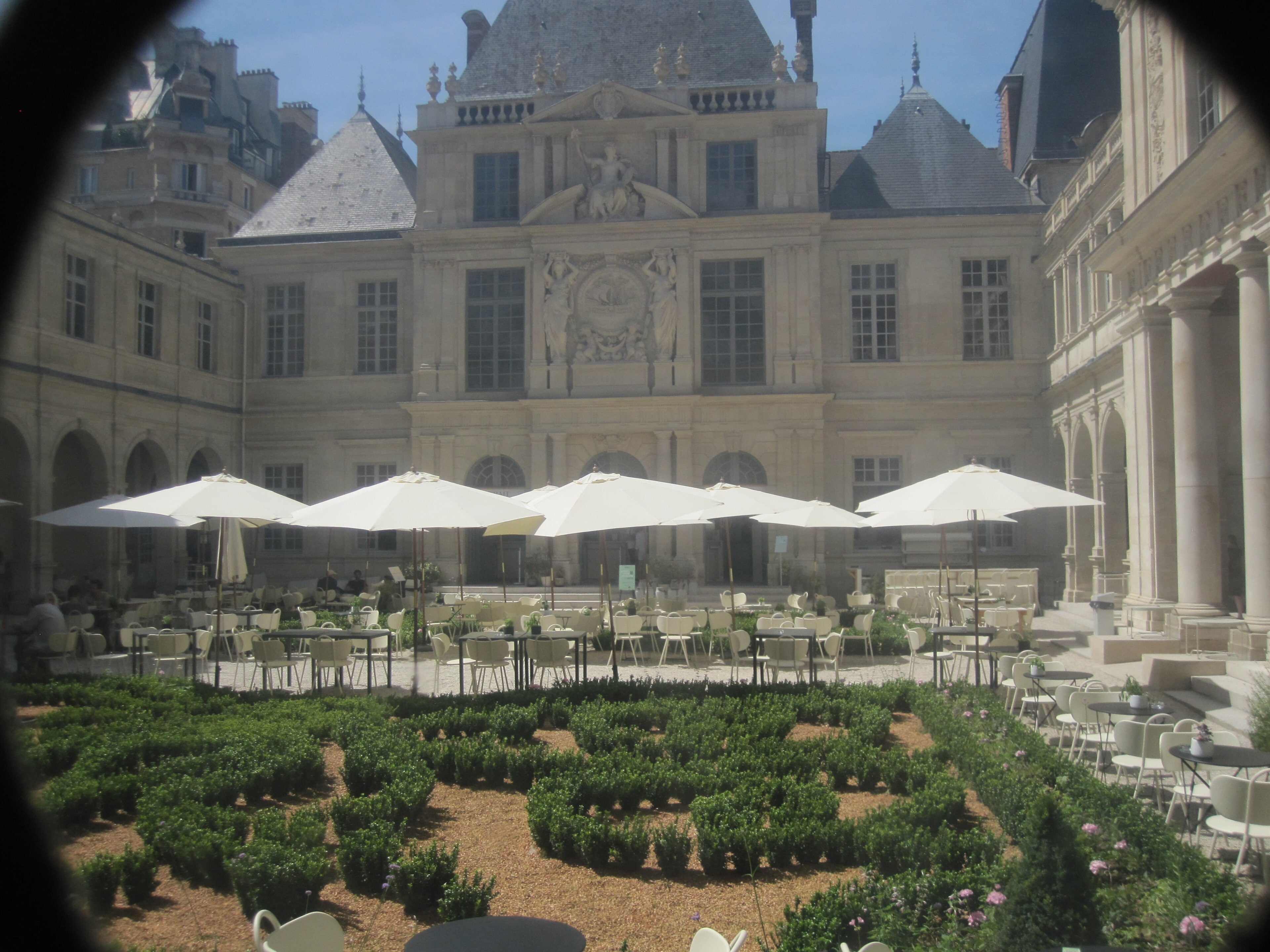 Garden courtyard of the Musée Carnavalet