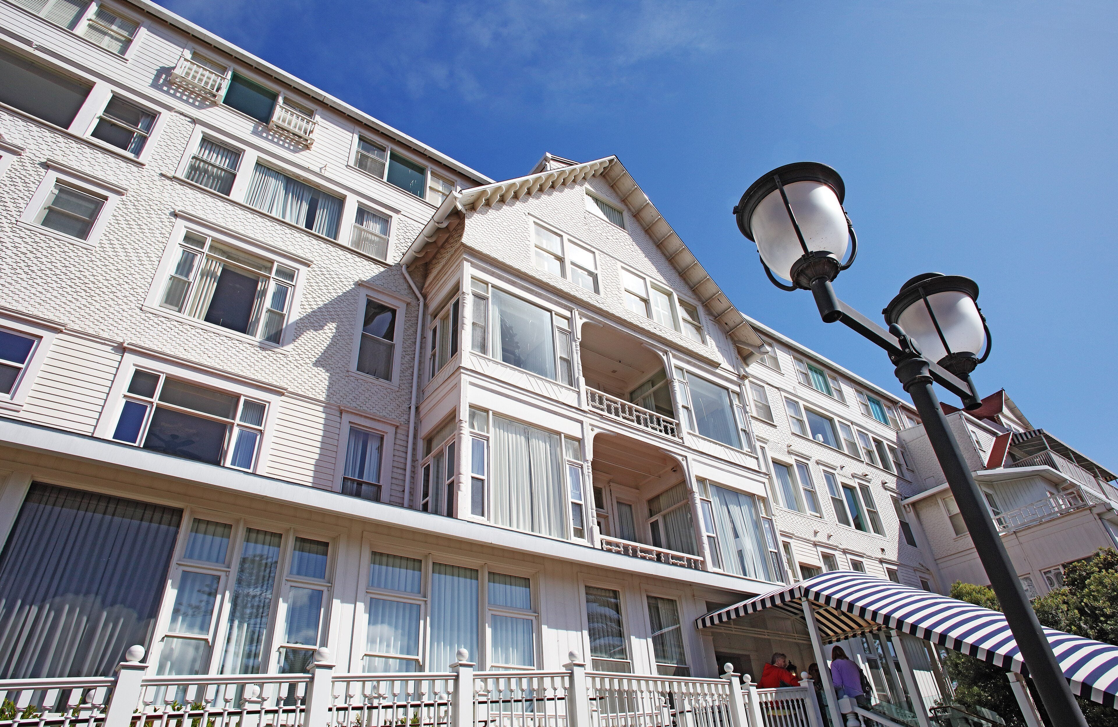 The white Victorian side entrance of the Hotel del Coronado