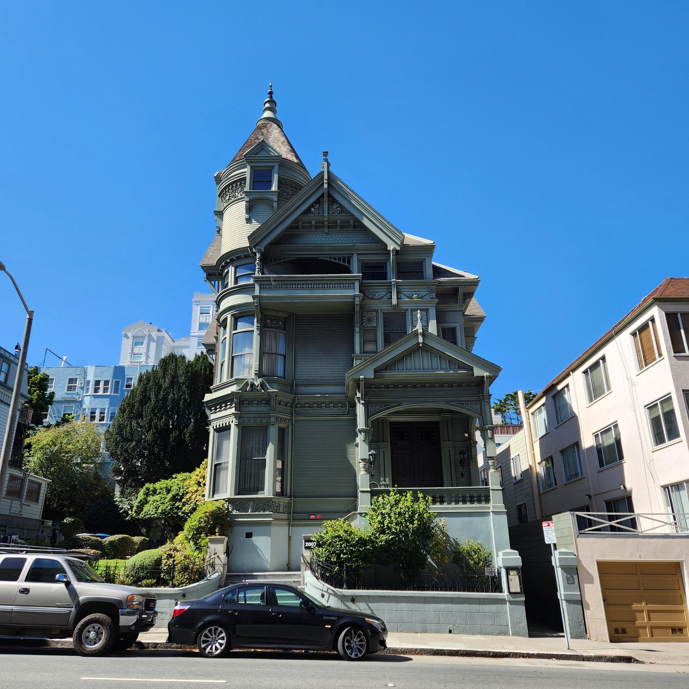 The Haas-Lilienthal House, a gray Queen Anne Victorian on Franklin Street