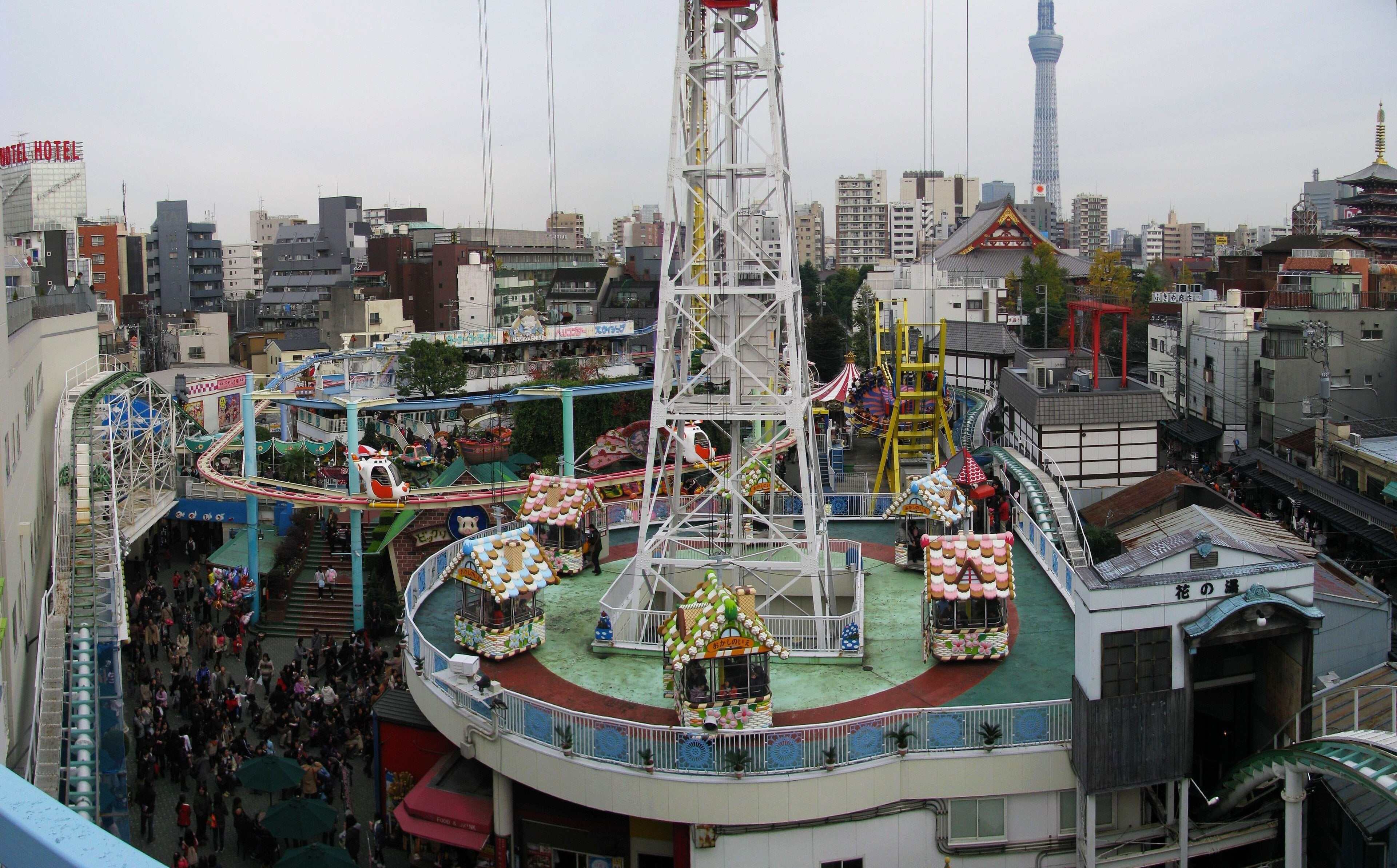 Hanayashiki amusement park in Asakusa